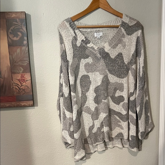 Mud Pie Sweaters - 💥*3/$10* Mud Pie Gray and Cream V-Neck Sweater